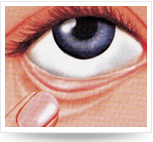 頭仰后，用食指將下眼瞼下拉，使其成袋狀